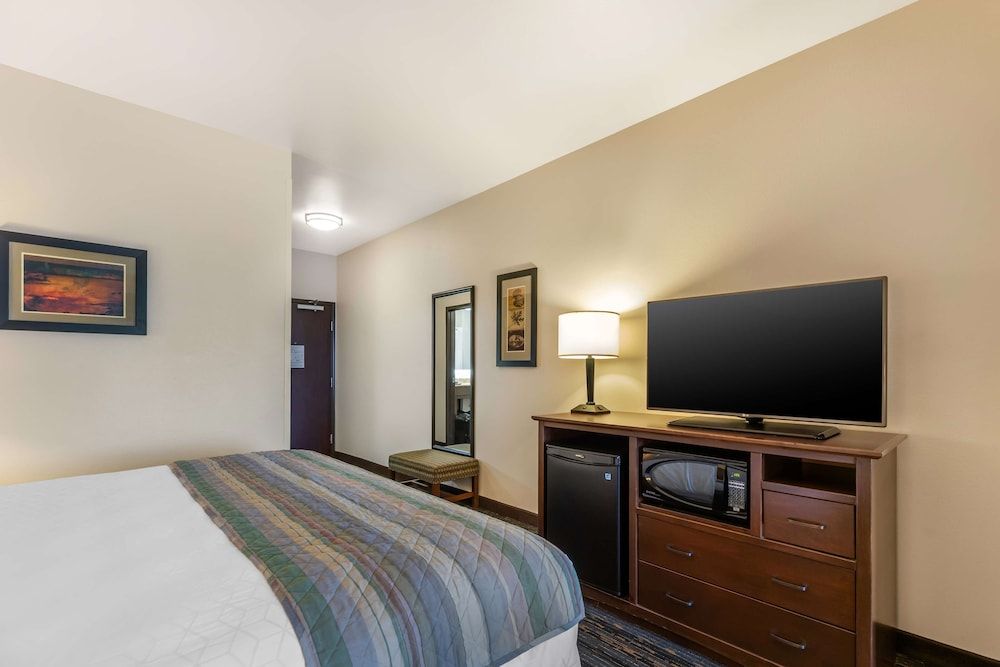 Best Western Plus Casper Inn & Suites Standard Room, 1 King Bed, Non Smoking, Refrigerator & Microwave 4