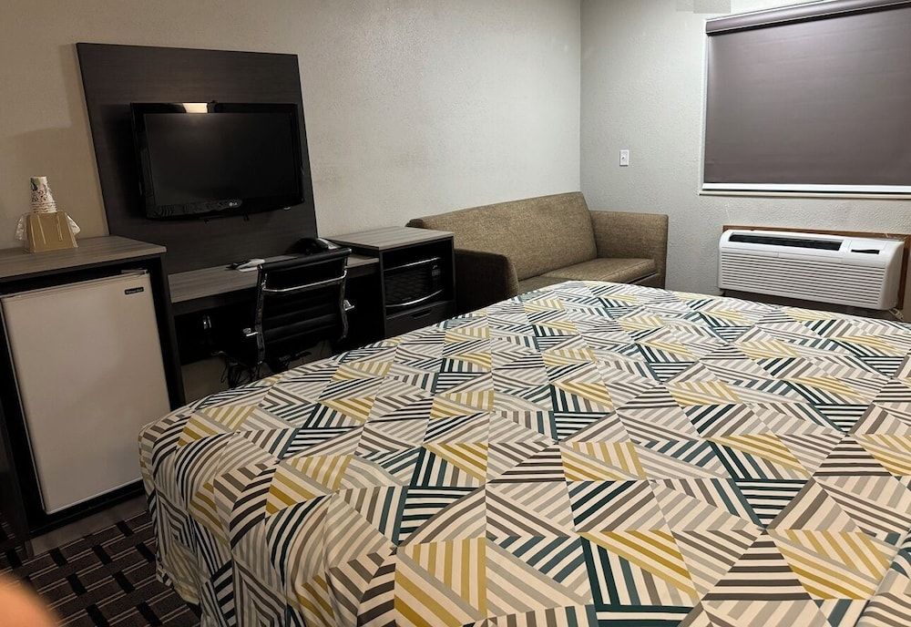 Motel 6 North Sioux City, SD – I-29 North Deluxe Room, 1 King Bed, Non Smoking, Refrigerator & Microwave 2