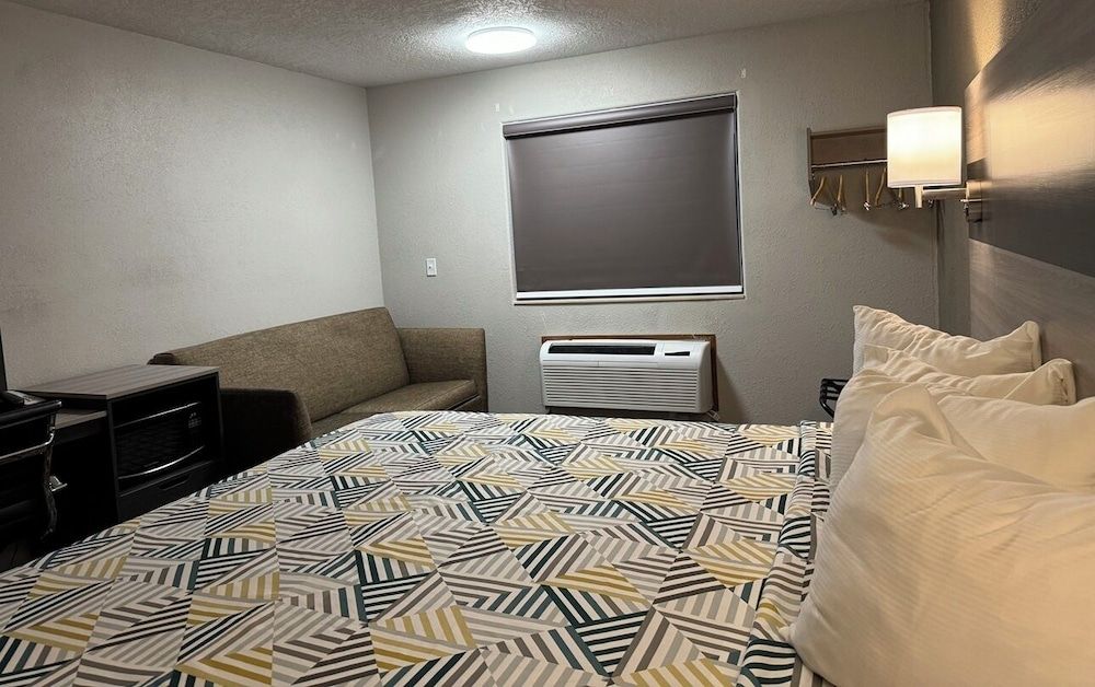 Motel 6 North Sioux City, SD – I-29 North Deluxe Room, 1 King Bed, Accessible, Non Smoking 4