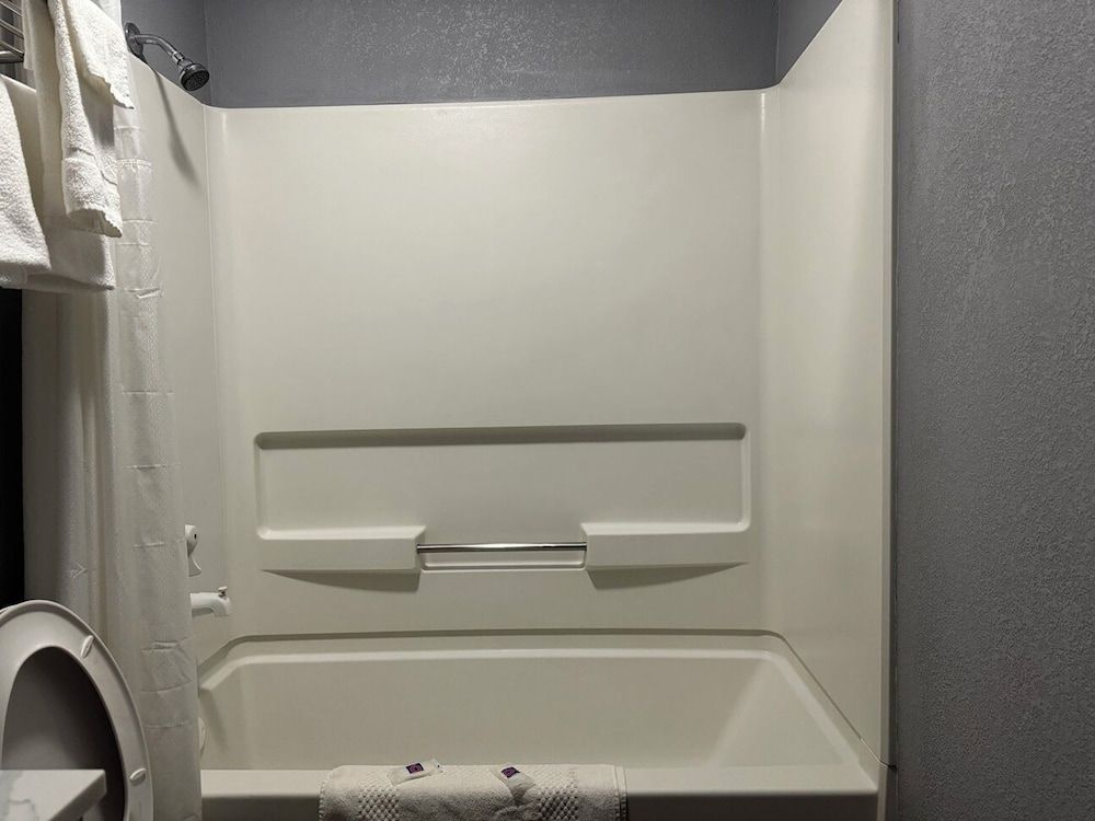 Motel 6 North Sioux City, SD – I-29 North Deluxe Room, 2 Queen Beds, Non Smoking, Refrigerator & Microwave 6