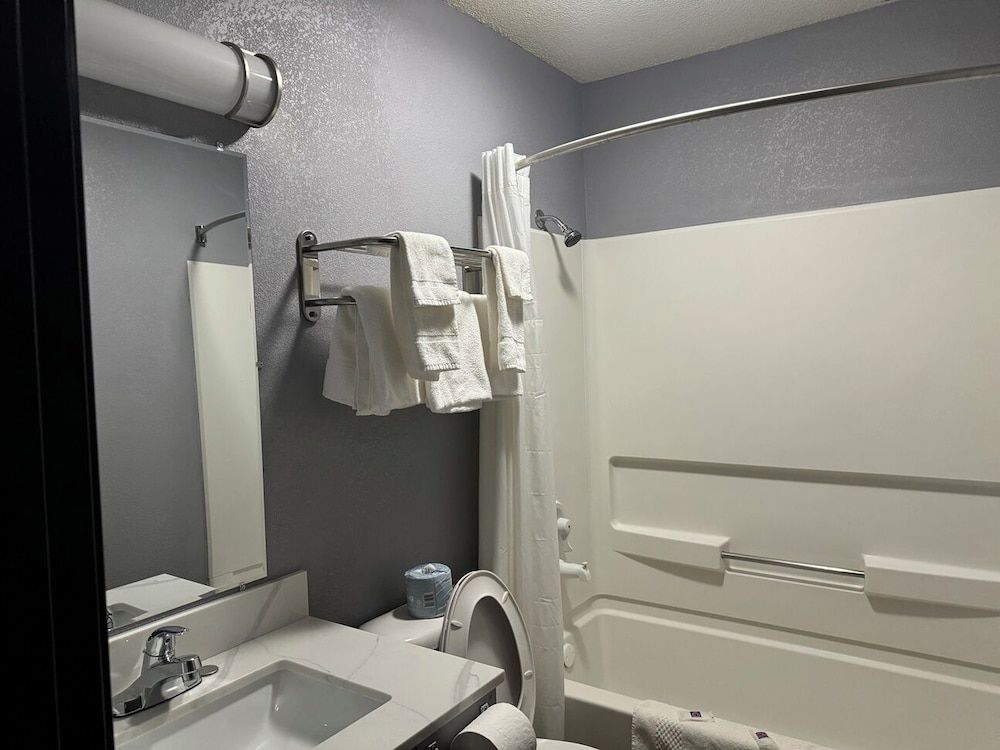 Motel 6 North Sioux City, SD – I-29 North Deluxe Room, 2 Queen Beds, Non Smoking, Refrigerator & Microwave 4