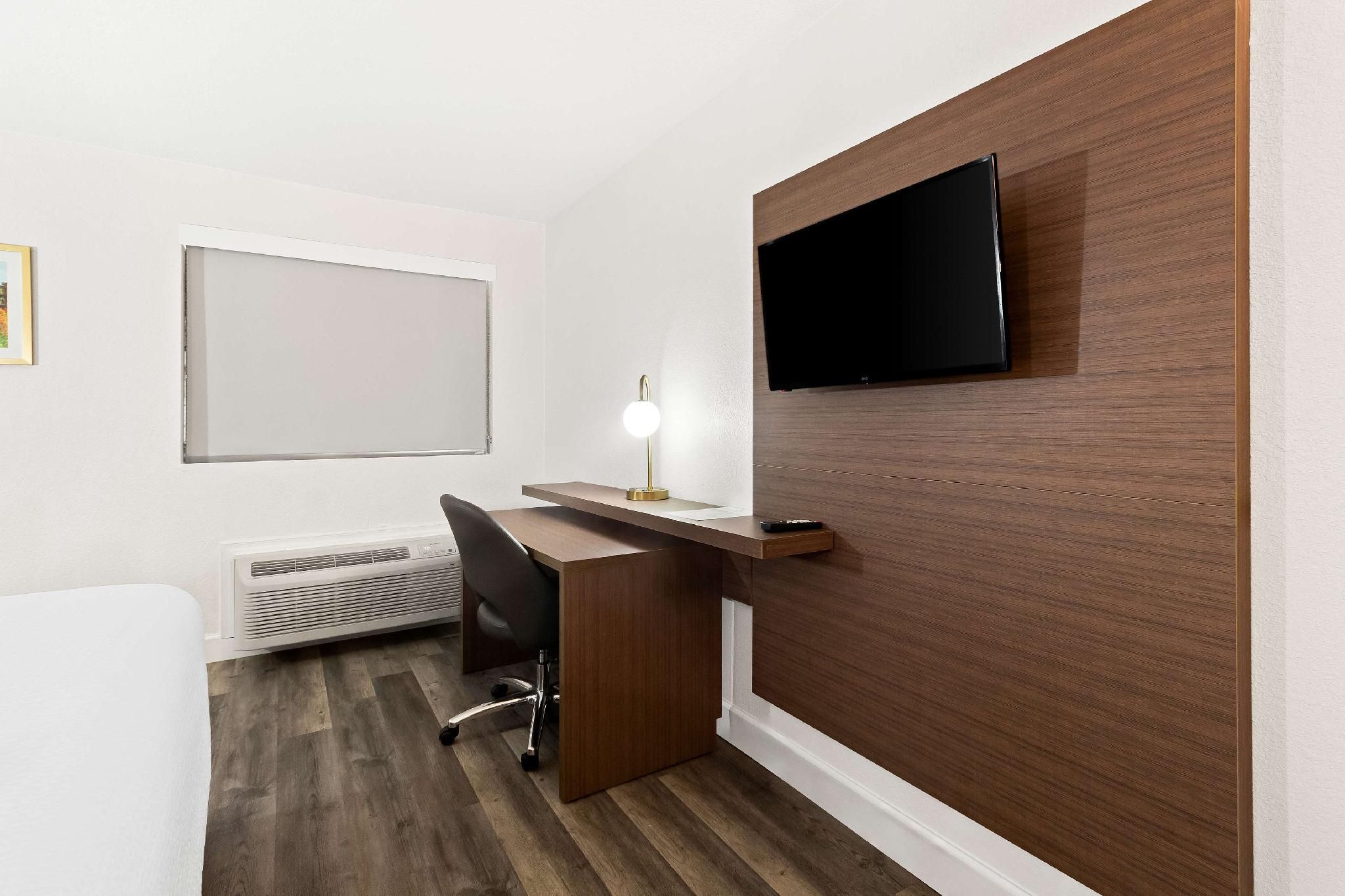 1 King Bed, Nonsmoking