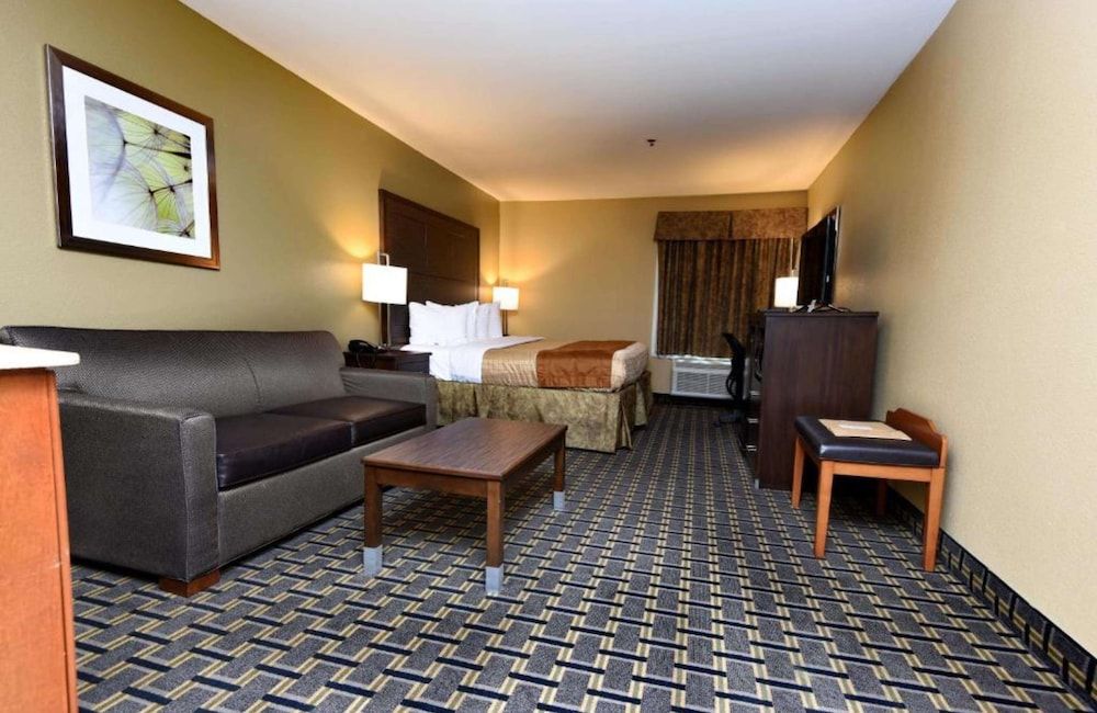 Best Western Zachary Inn Suite, 1 King Bed, Non Smoking, Refrigerator & Microwave 8