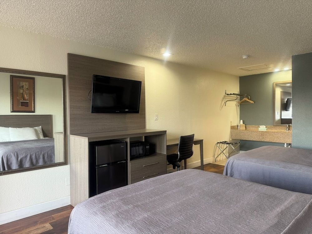 Lockhart Inn Standard Room, 2 Queen Beds 5