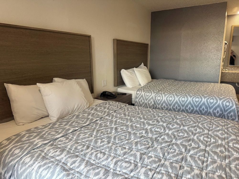 Lockhart Inn Standard Room, 2 Queen Beds 6