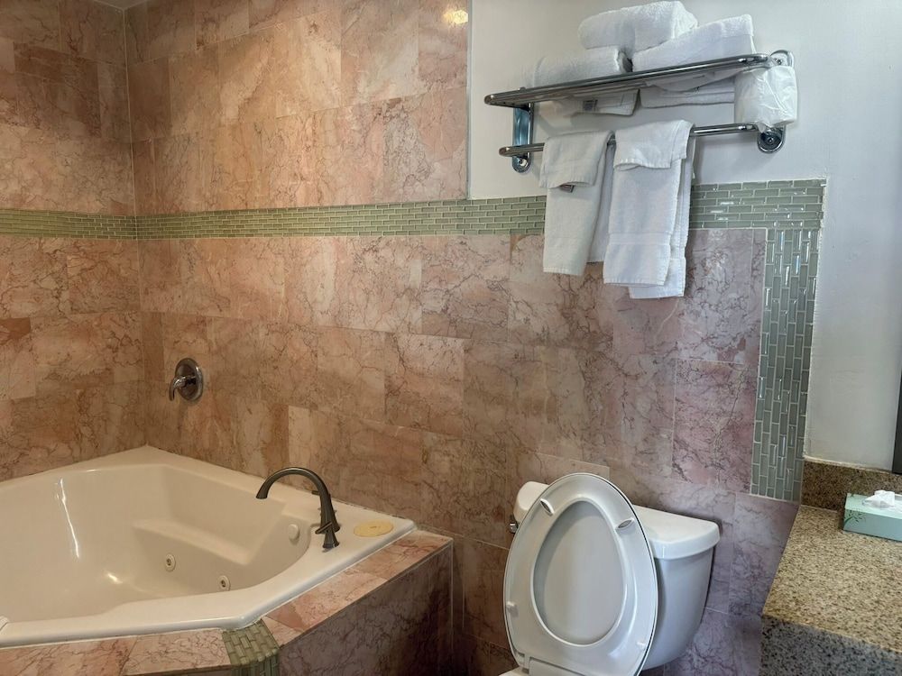 Lockhart Inn Room, 1 King Bed, Jetted Tub 3