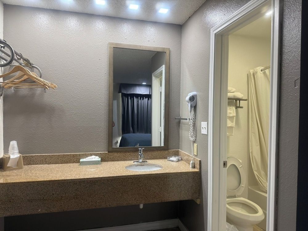 Lockhart Inn Standard Room, 1 King Bed 5