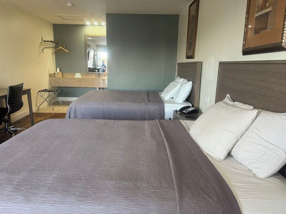 Lockhart Inn Standard Room, 2 Queen Beds 4