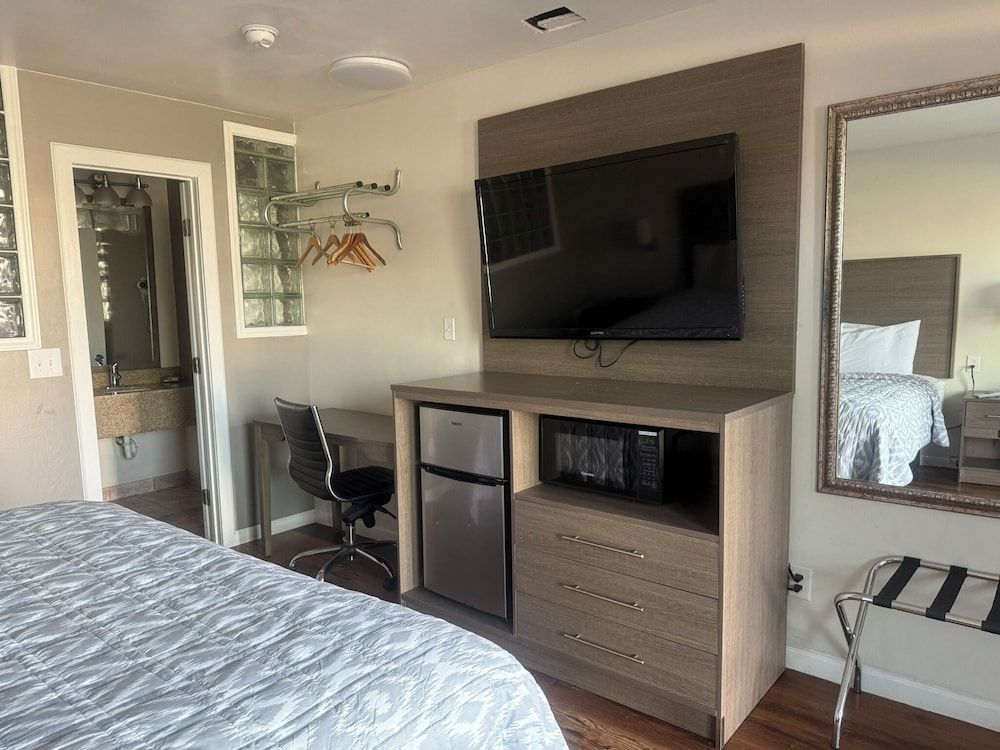 Lockhart Inn Room, 1 King Bed, Jetted Tub 5