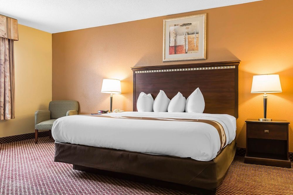 1 King Bed, Suite, Nonsmoking