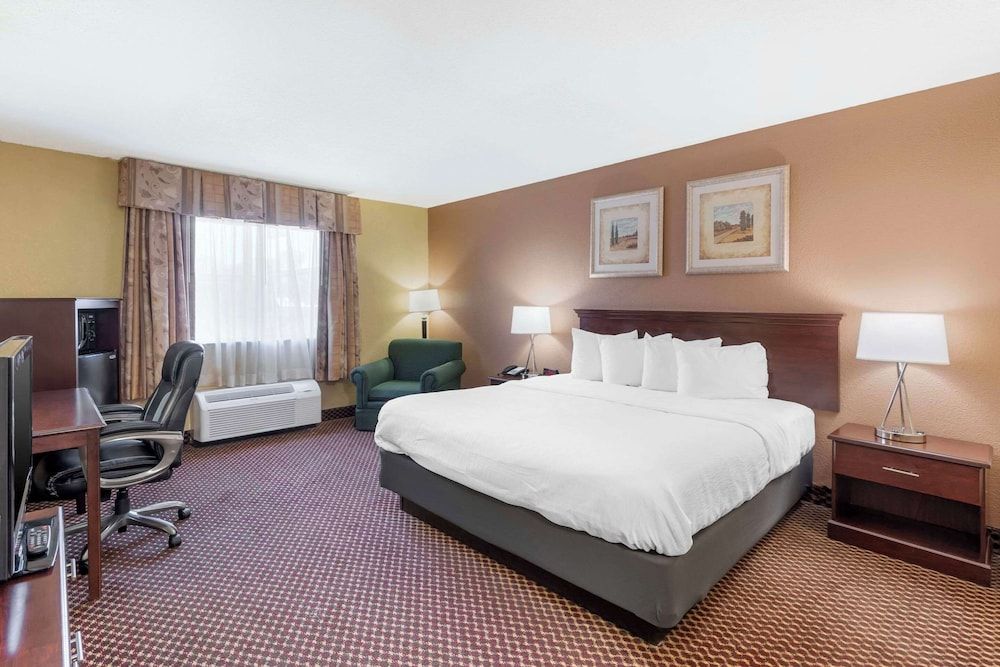 Business Room, 1 King Bed, Accessible, Non Smoking (Accessible Tub)