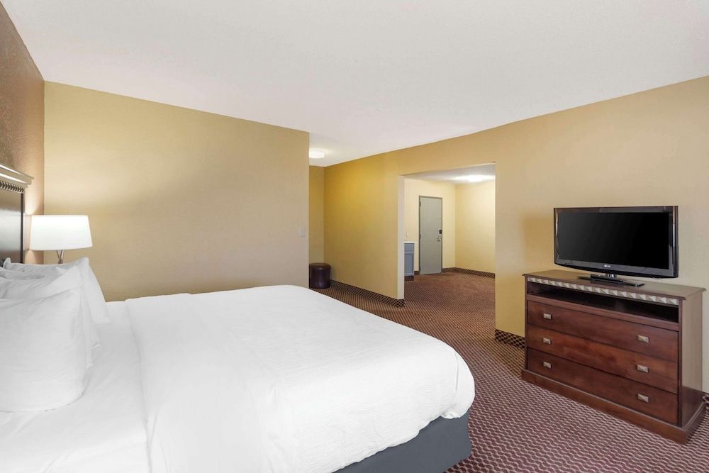 1 King Bed, Suite, Nonsmoking