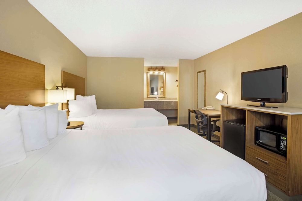 Best Western Shadow Inn Standard Room, 2 Queen Beds, Non Smoking, Refrigerator & Microwave 2