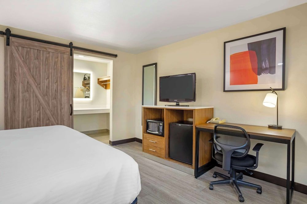 Best Western Shadow Inn Standard Room, 1 King Bed, Non Smoking, Refrigerator & Microwave 2