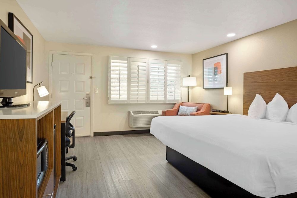 Best Western Shadow Inn Standard Room, 1 King Bed, Non Smoking, Refrigerator & Microwave 3