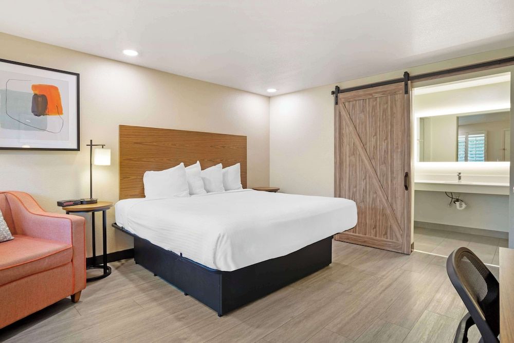 Best Western Shadow Inn Standard Room, 1 King Bed, Non Smoking, Refrigerator & Microwave