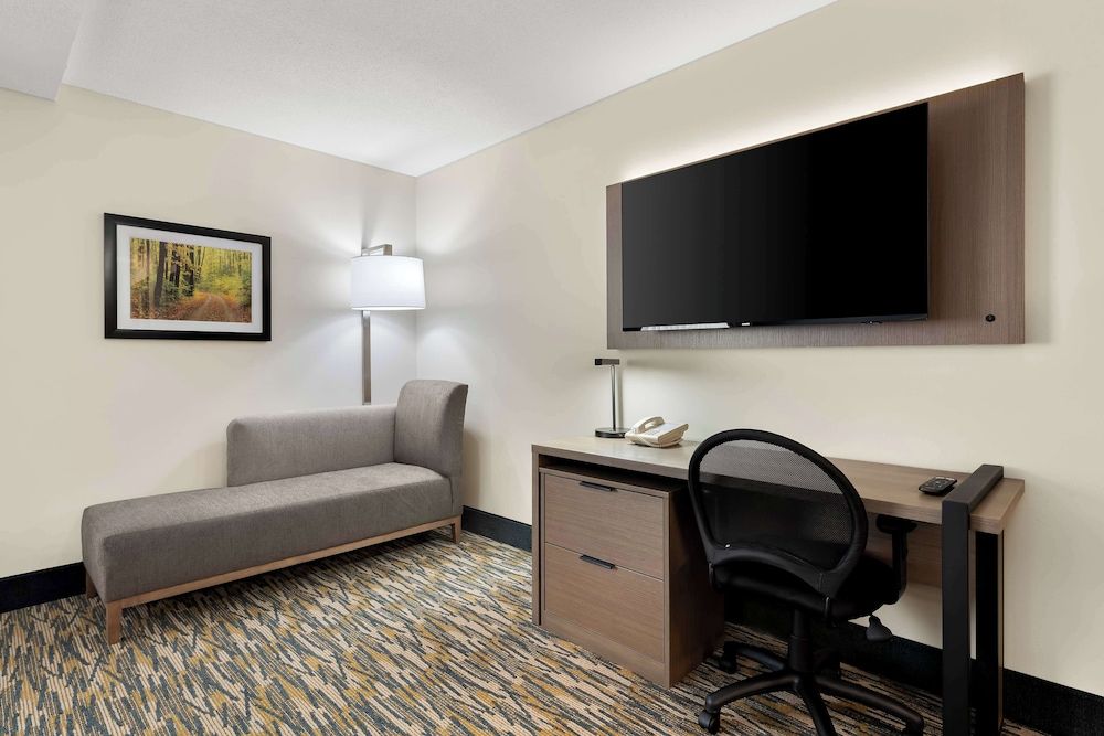 Best Western Inn Standard Room, 2 Queen Beds, Non Smoking, Refrigerator & Microwave (Larger Room) 4