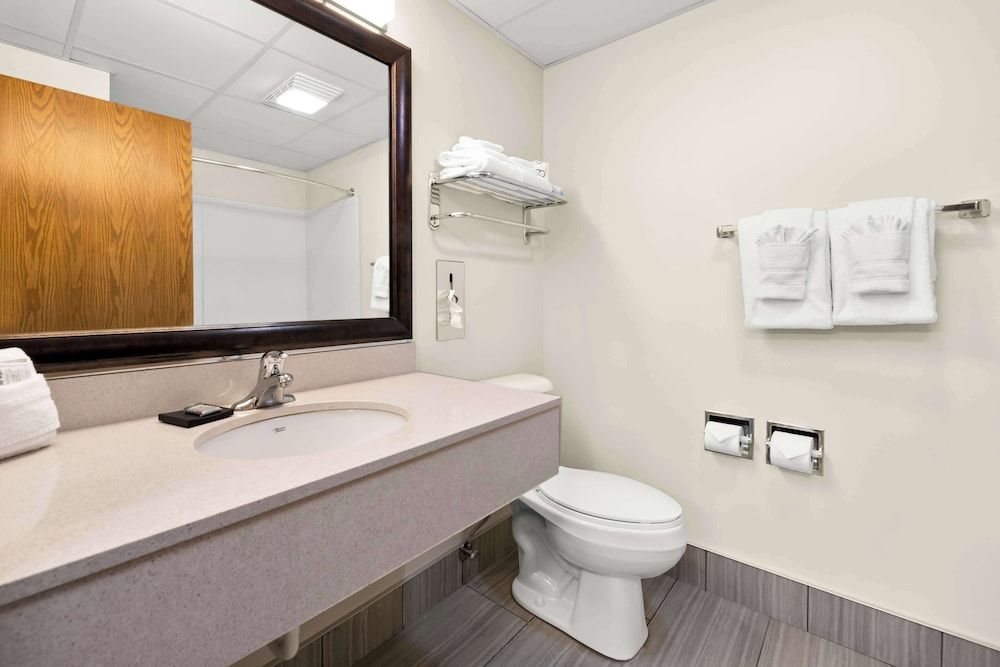 Best Western Inn Standard Room, 2 Queen Beds, Non Smoking, Refrigerator & Microwave (Larger Room) 2