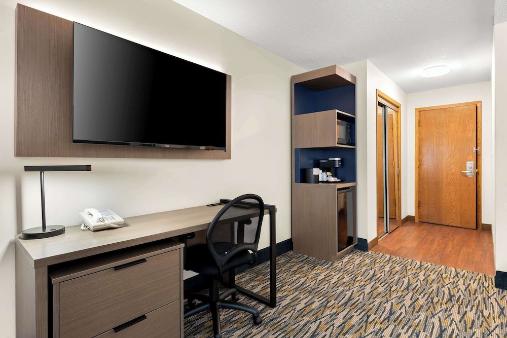 Best Western Inn Standard Room, 2 Queen Beds, Non Smoking, Refrigerator & Microwave (Larger Room) 3