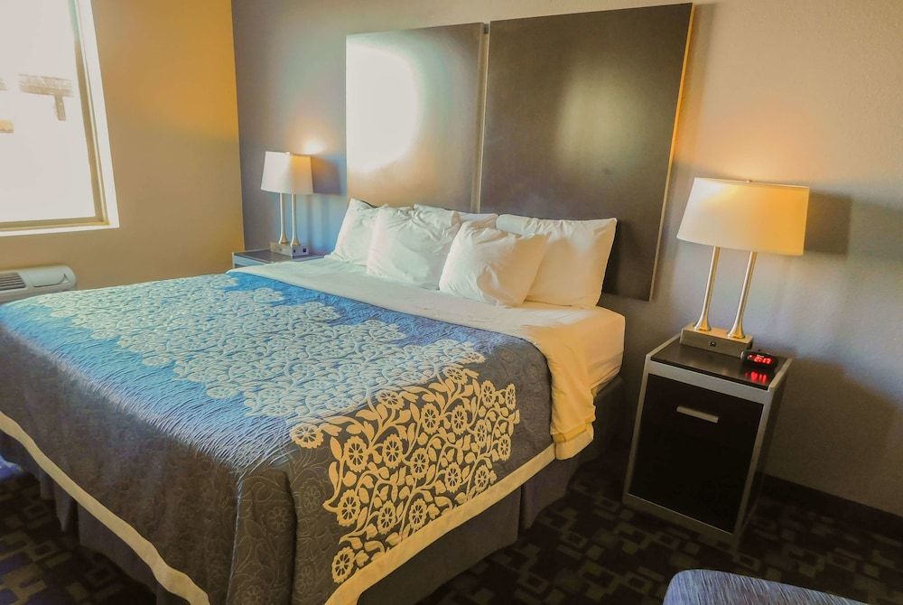 Room, 1 King Bed, Accessible, Smoking