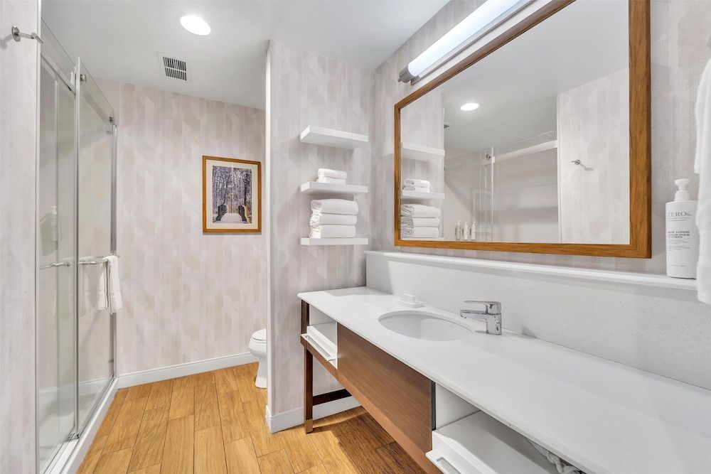 Room, 1 King Bed, Non Smoking, Refrigerator & Microwave