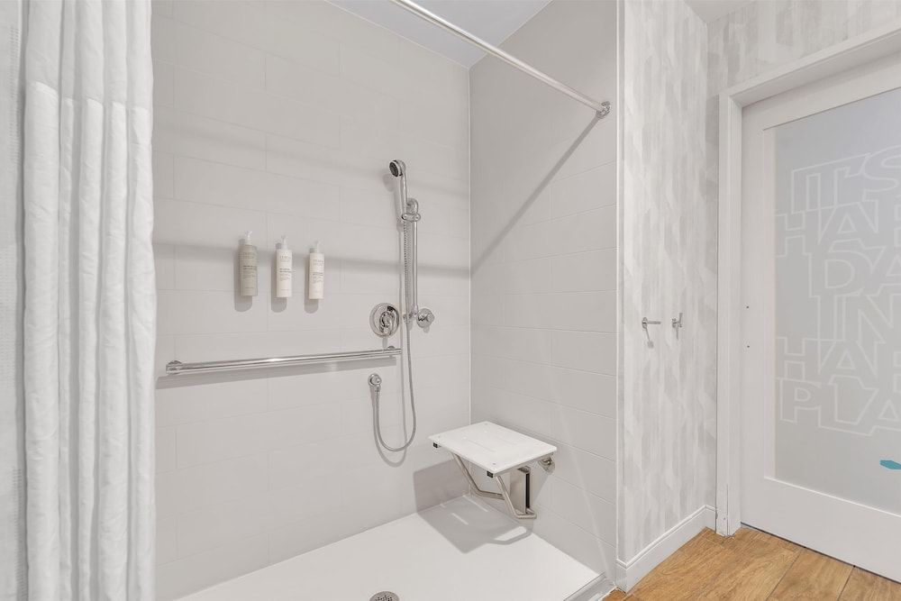 Room, 1 King Bed, Accessible, Non Smoking (Roll-in Shower)