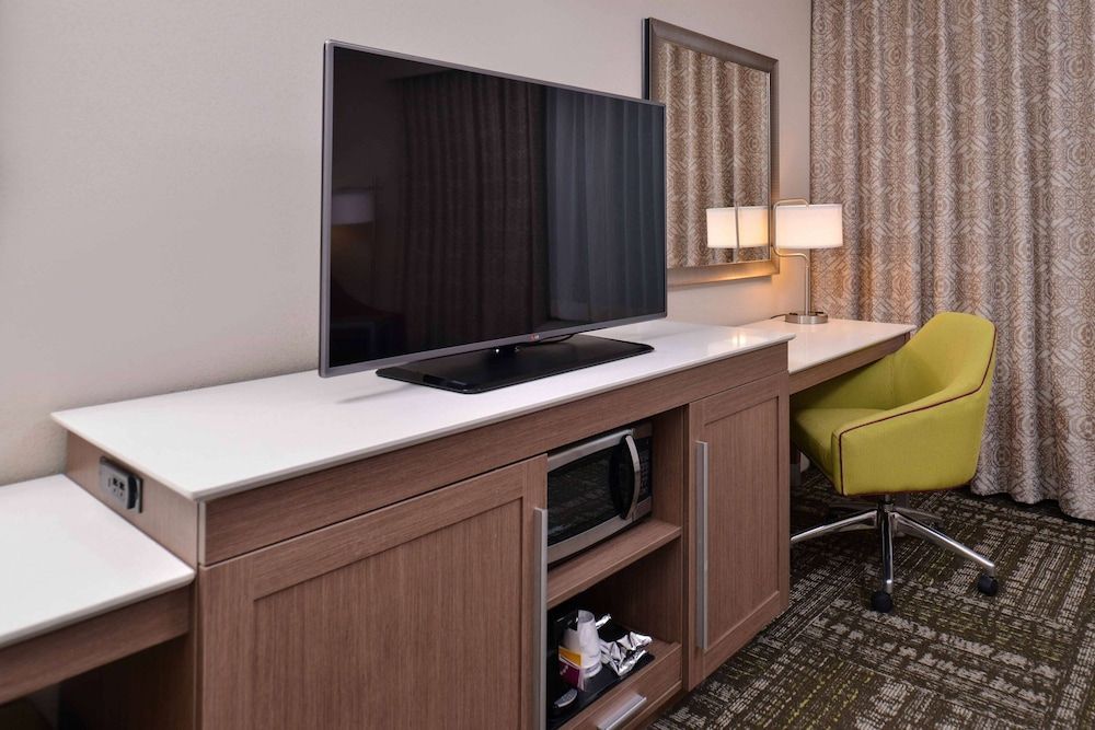 Room, 1 King Bed, Non Smoking (Drinks & Snacks)