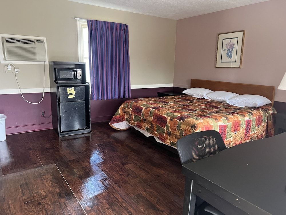 Royal Inn Motel Room, 1 King Bed 7