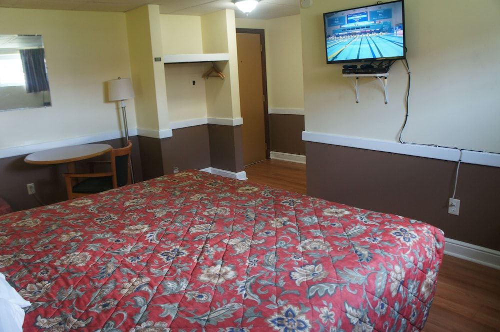 Royal Inn Motel Room, 1 King Bed 5