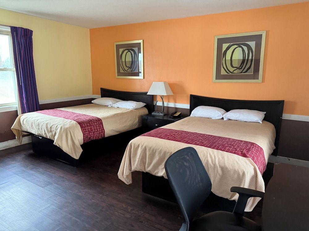 Royal Inn Motel Deluxe Room, Bathtub 2