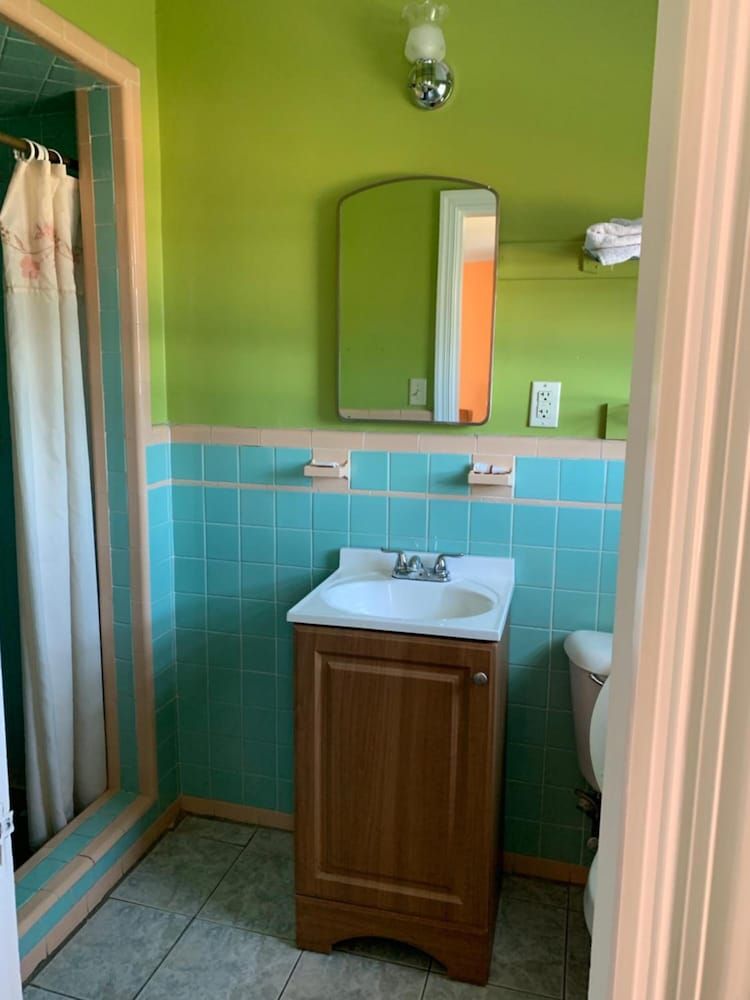 Royal Inn Motel Room, 1 King Bed 10