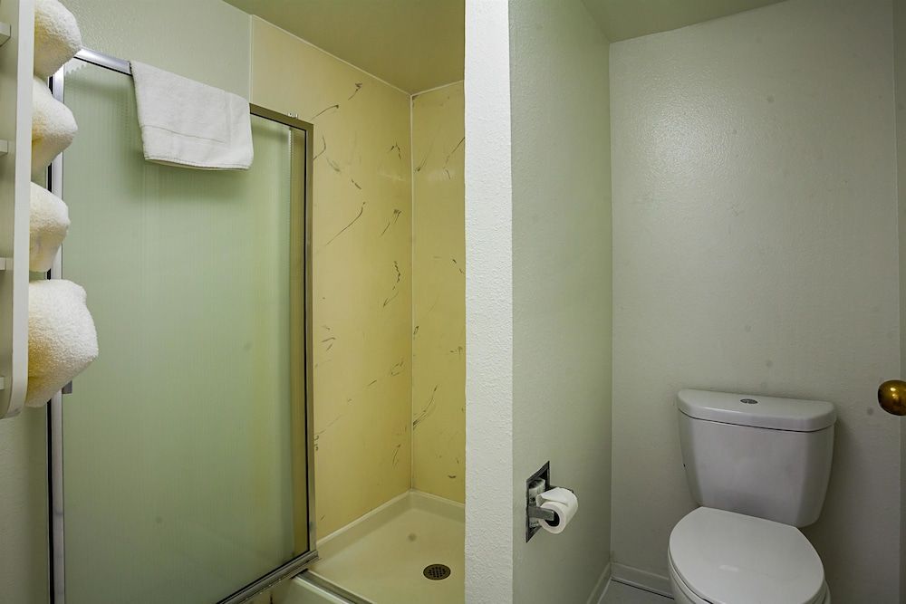 Motel 6 Ventura, CA - Downtown Standard Room, 2 Double Beds, Non Smoking, Refrigerator & Microwave 6