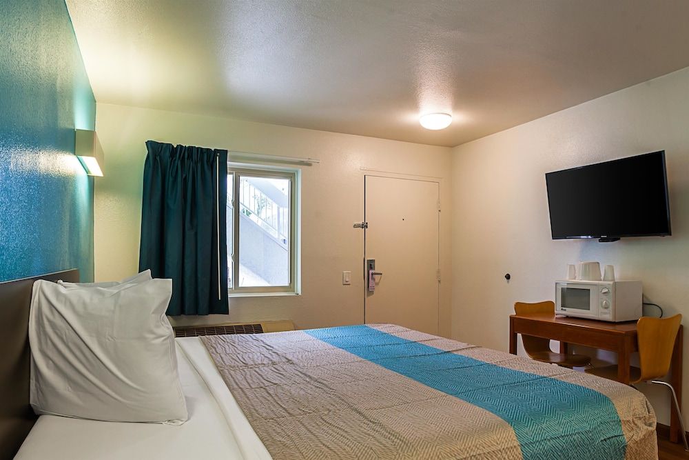 Motel 6 Ventura, CA - Downtown Standard Room, 1 King Bed, Accessible, Non Smoking 6