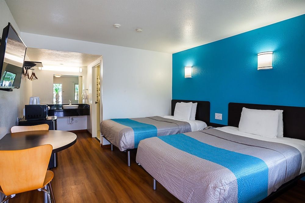 Motel 6 Ventura, CA - Downtown Standard Room, 2 Double Beds, Non Smoking, Refrigerator & Microwave 2