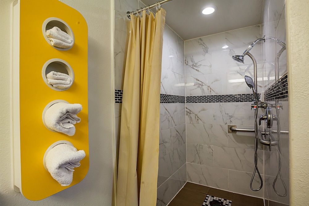 Motel 6 Ventura, CA - Downtown Standard Room, 2 Double Beds, Non Smoking, Refrigerator & Microwave 9