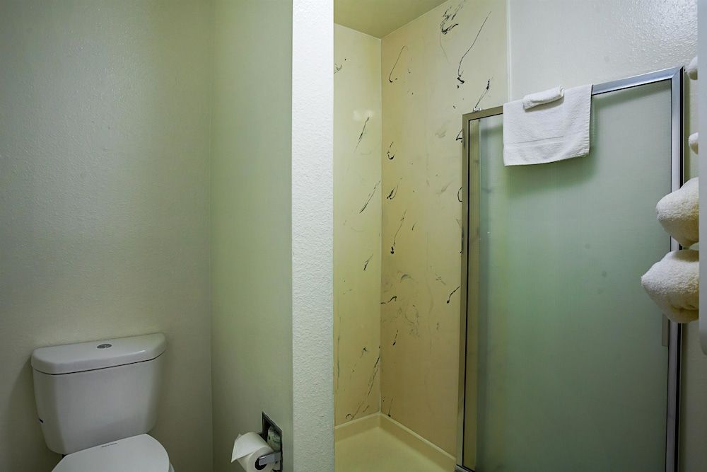 Motel 6 Ventura, CA - Downtown Standard Room, 2 Double Beds, Non Smoking, Refrigerator & Microwave 8