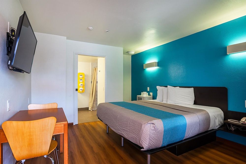 Motel 6 Ventura, CA - Downtown Deluxe Room, 1 King Bed, Accessible, Non Smoking 3