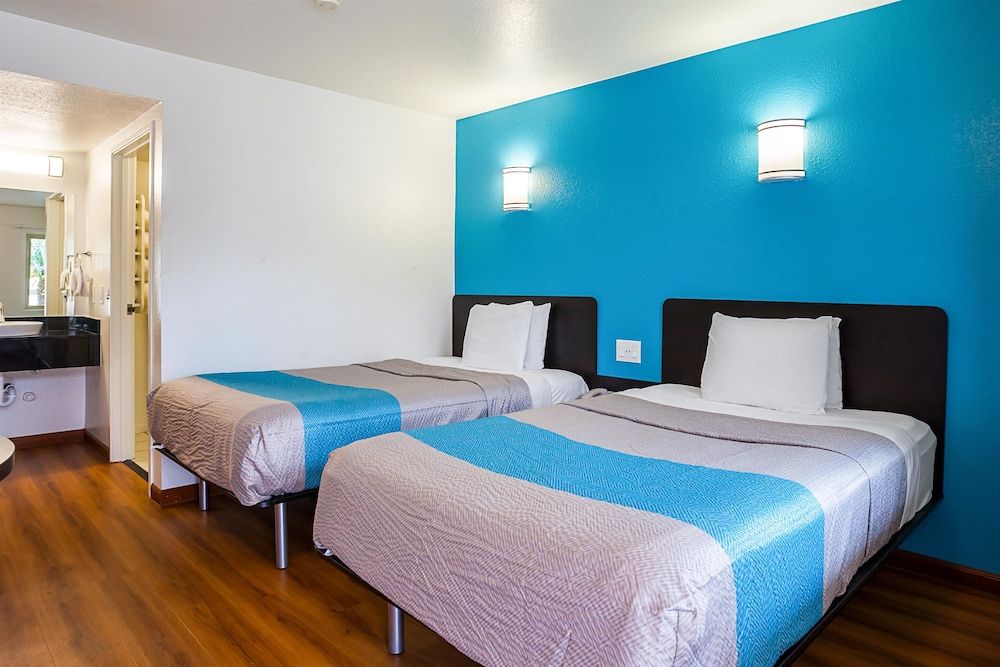 Motel 6 Ventura, CA - Downtown Standard Room, 2 Double Beds, Non Smoking, Refrigerator & Microwave 3