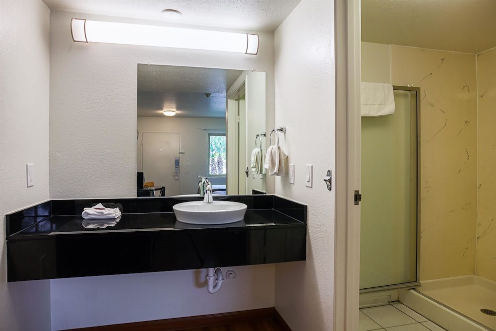 Motel 6 Ventura, CA - Downtown Standard Room, 2 Double Beds, Non Smoking, Refrigerator & Microwave 7