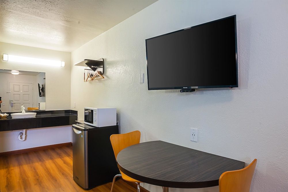 Motel 6 Ventura, CA - Downtown Standard Room, 2 Double Beds, Non Smoking, Refrigerator & Microwave 4