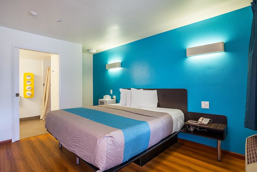 Motel 6 Ventura, CA - Downtown Deluxe Room, 1 King Bed, Accessible, Non Smoking 2