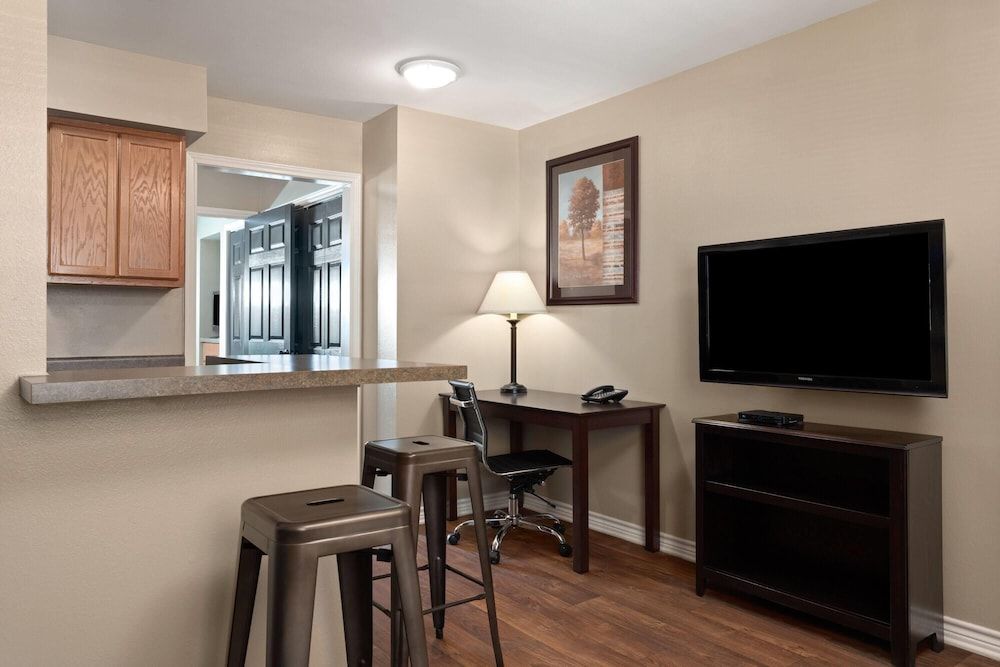 Eagle's Den Suites Carrizo Springs a Travelodge by Wyndham Suite, 1 Bedroom, Non Smoking 3