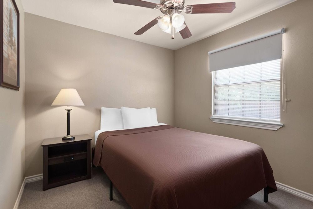 Eagle's Den Suites Carrizo Springs a Travelodge by Wyndham