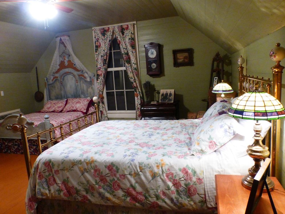 Country Room: Romantic room on Farm owned by Jack Daniel's brother