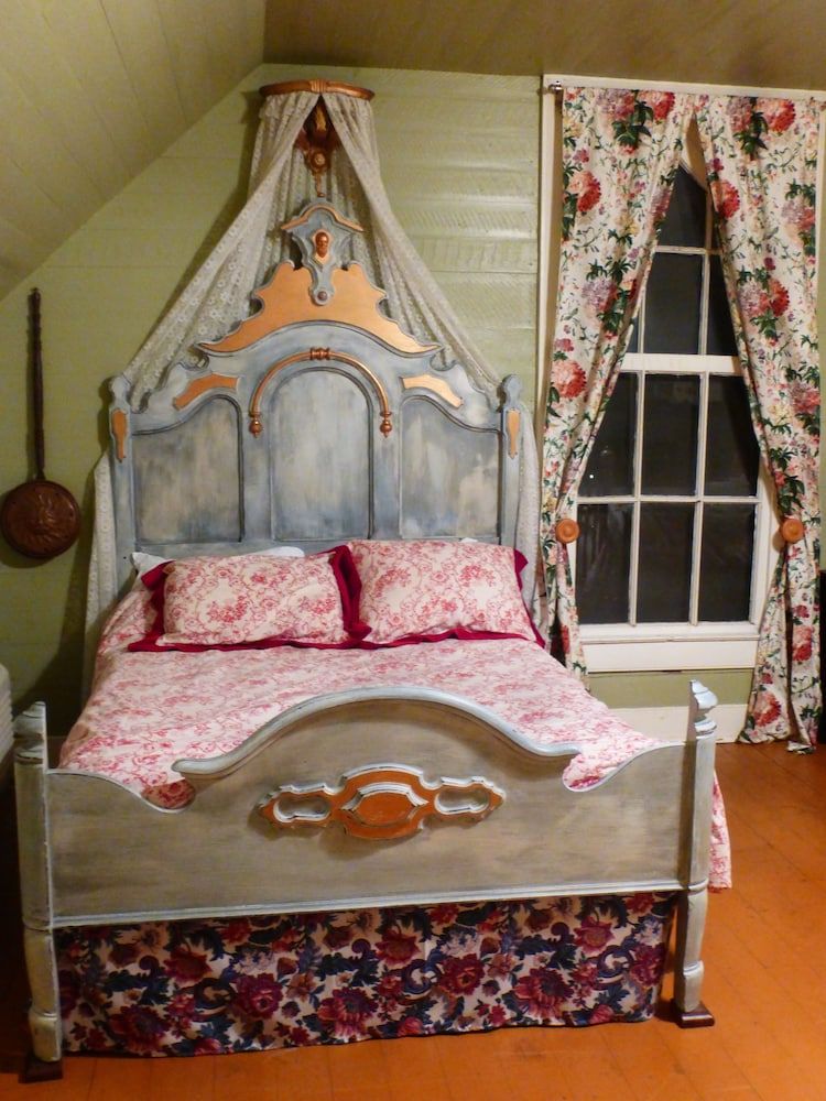 Country Room: Romantic room on Farm owned by Jack Daniel's brother