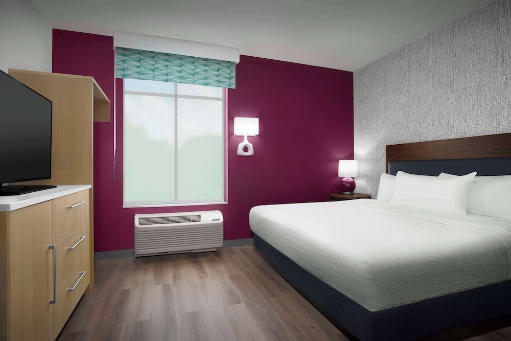 Suite, 1 King Bed, Accessible, Bathtub