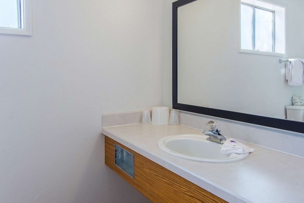 Motel 6 Madras, OR Standard Room, 2 Queen Beds, Non Smoking 6