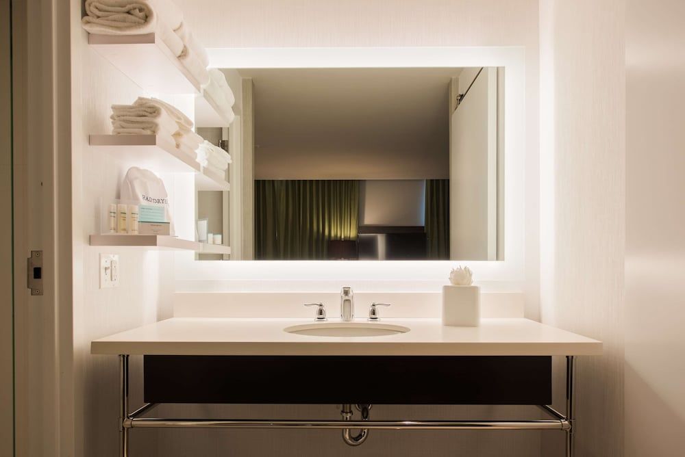 Hampton Inn & Suites Washington DC-Navy Yard Room, 1 King Bed, Refrigerator 6