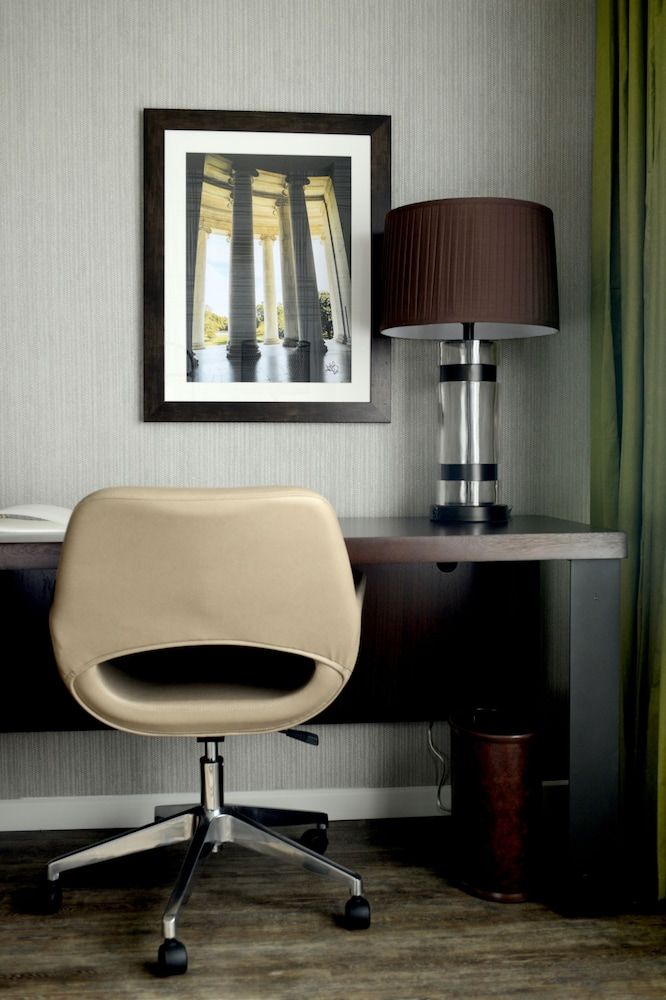 Hampton Inn & Suites Washington DC-Navy Yard Room, 1 King Bed, Refrigerator 8