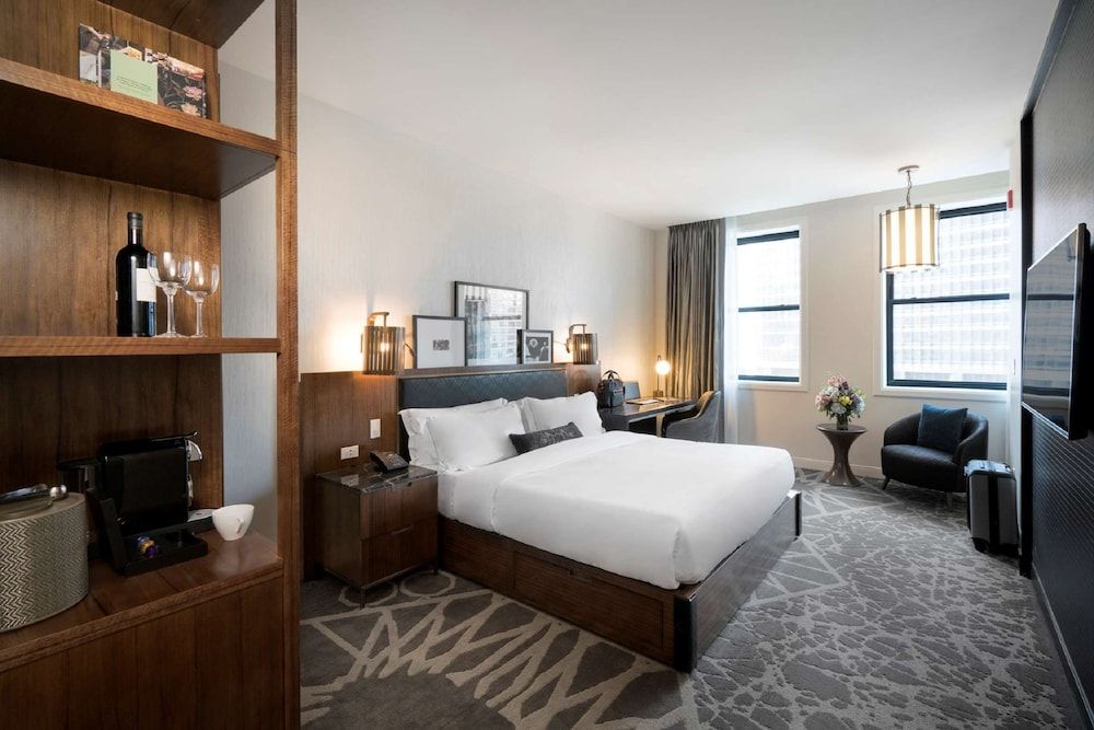 LondonHouse Chicago, Curio Collection by Hilton Room, 1 King Bed, Accessible 7